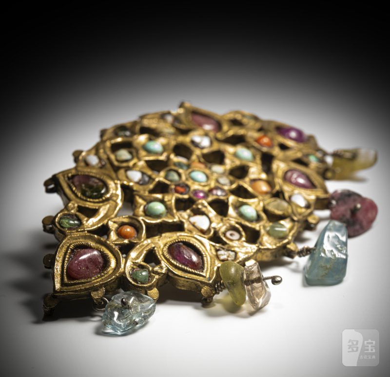 A gemstone-inlaid plaque reworked as a brooch - 图3